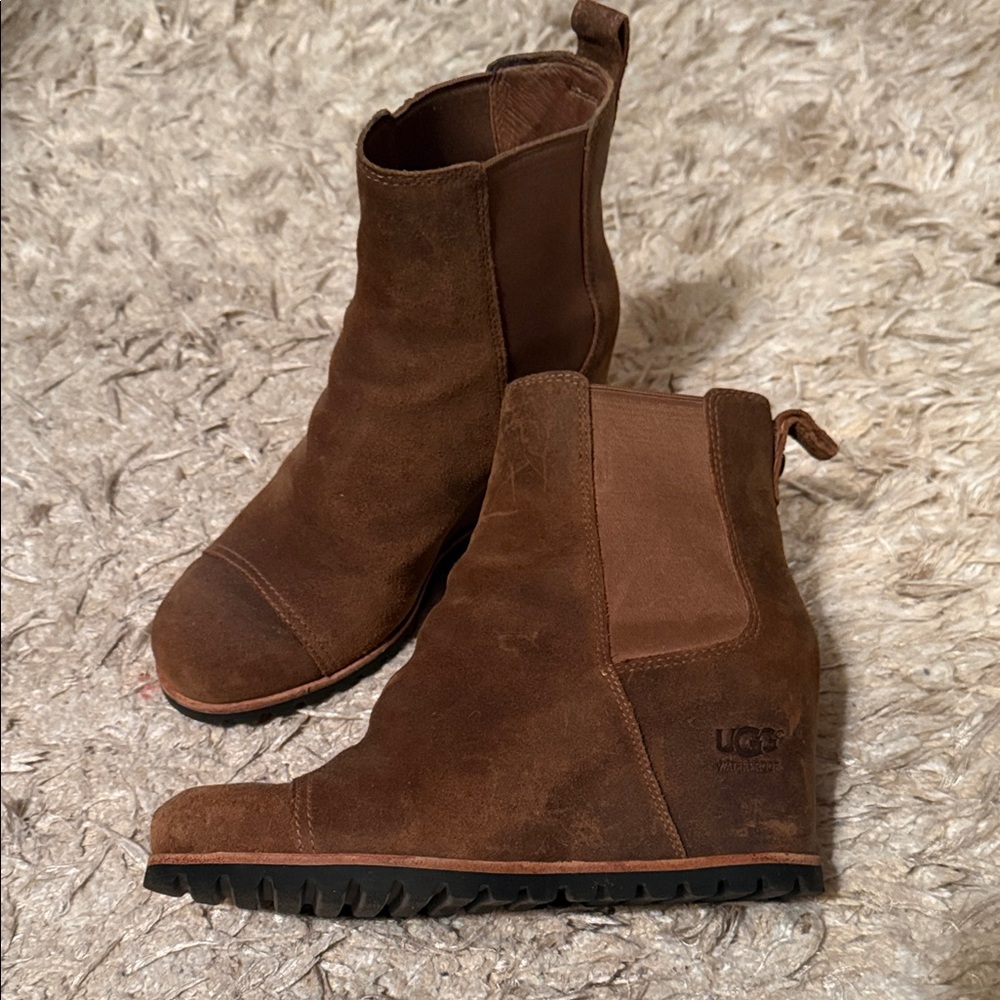 UGG Women's Chocolate Suede Ankle wedge Booties distressed brown leather 7.5